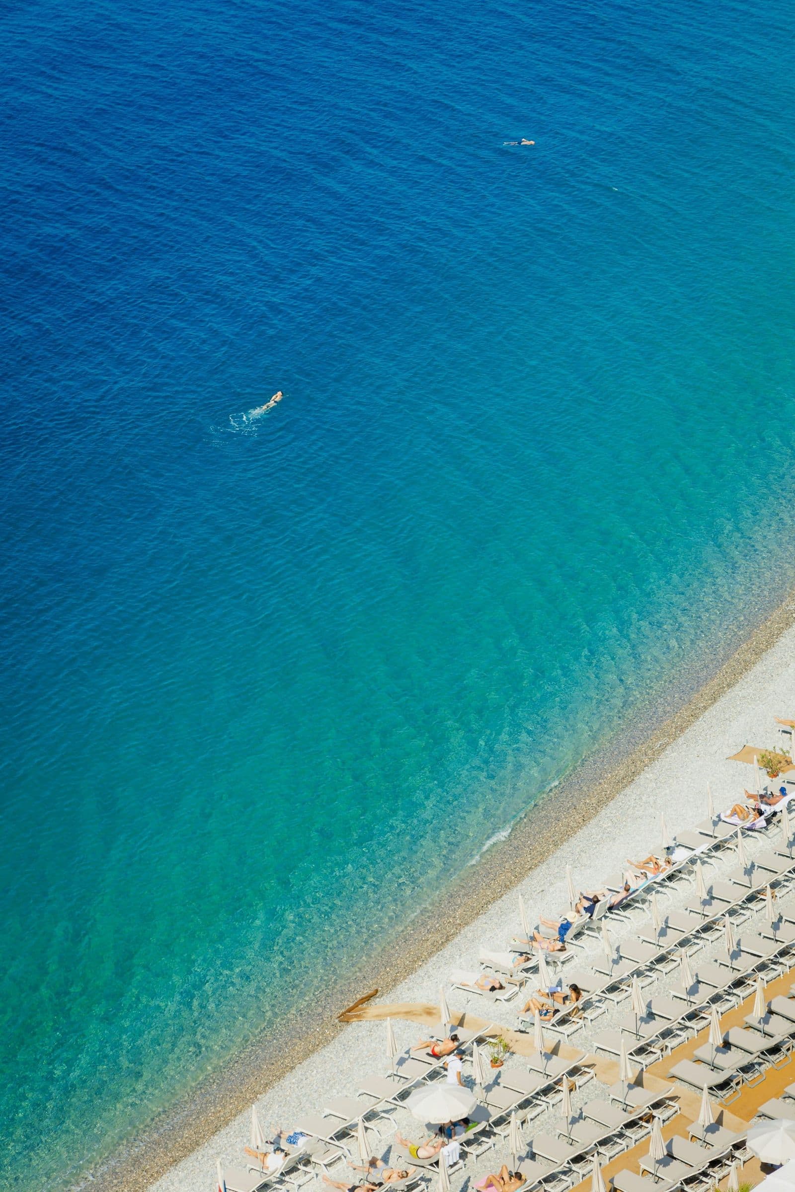 Bord de mer de la Côte d'Azur, près de Nice, en plein jour